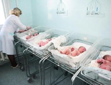 Καταρρέει το δημογραφικό στην Ελλάδα: Η μείωση των γεννήσεων παίρνει χαρακτηριστικά χιονοστιβάδας